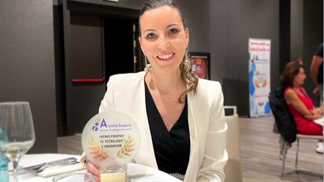 Raquel Ausejo, directora Técnica de Magapor, con el premio europeo de Tecnología e Innovación.