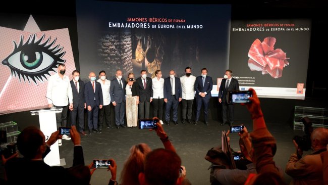 Luis Planas, José Miguel Herrero, Antonio Prieto y chefs embajadores en la presentación del proyecto internacional en Madrid