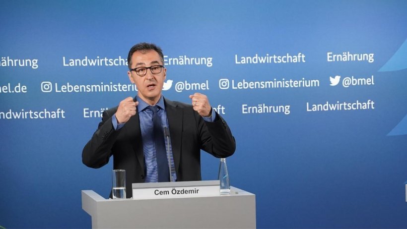 El Ministro Federal &Ouml;zdemir presenta los puntos clave para el etiquetado estatal obligatorio de cr&iacute;a de animales. Fuente: BMEL.
