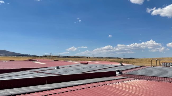 Instalación de energía fotovoltaica en ‘Hola Food’.