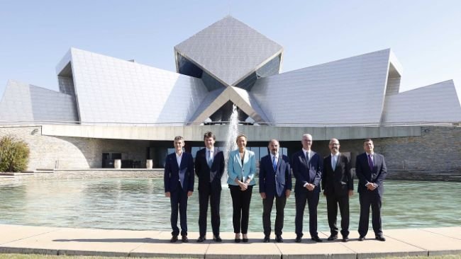 Xavier Roca (director general de Càrniques Celrà y Olot Meats), Juan López-Belmonte (presidente y consejero delegado de Laboratorios Farmacéuticos ROVI), Marta Gastón (consejera de Economía de Aragón),  Javier Lambán (presidente de Aragón), Jorge Costa (CEO Grupo Costa), Iván López-Belmonte (vicepresidente y director de desarrollo corporativo Laboratorios Farmacéuticos ROVI) y Guillermo Franco (director del proyecto).