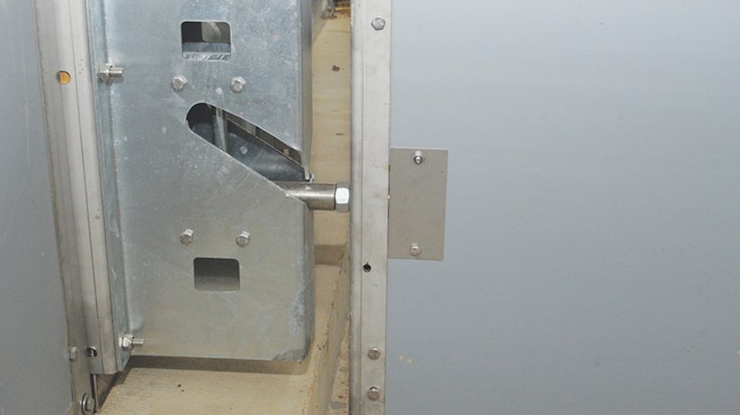 Al abrirse, la barrera se eleva autom&aacute;ticamente de la paja al borde lateral de hormig&oacute;n mediante unas bisagras especiales, quedando fijado al establo el lado del Quick.Gate que puede girar a ambos lados. Esto permite que se abra r&aacute;pida y f&aacute;cilmente en dos direcciones.
