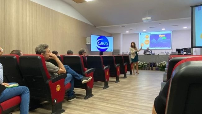 Sonia Cárceles se dirige a los asistentes a una de las ponencias organizadas por Ceva Salud Animal.