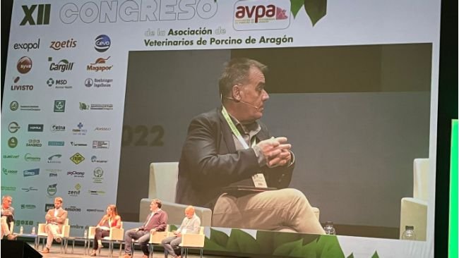 Francisco Colino, Director de Producción y Sanidad en Topigs Norsvin España, la mesa redonda "La genética que viene en 2030, ¿Estamos preparados?" del XII Congreso de la Asociación de Veterinarios de Porcino de Aragón (AVPA)