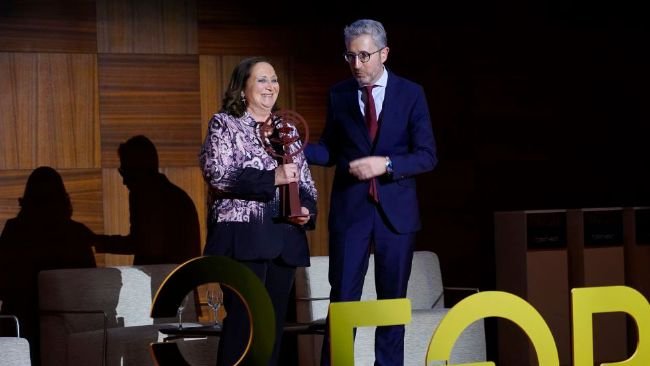 Carmen Serrano, directora de Relaciones Institucionales de CÁRNICAS SERRANO, recibe el premio de manos del conseller de Hacienda y Modelo Económico y presidente del Comité Organizador de Forinvest, Arcadi España.