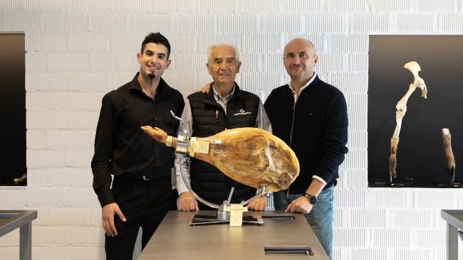 De izq. a derecha. Daniel de la Fuente Olmos (Departamento de Marketing y Comunicación de Monte Nevado), Miguel Olmos (exdirector de Monte Nevado) y Juan Vicente Olmos (director general de Monte Nevado). Tres generaciones de la familia.