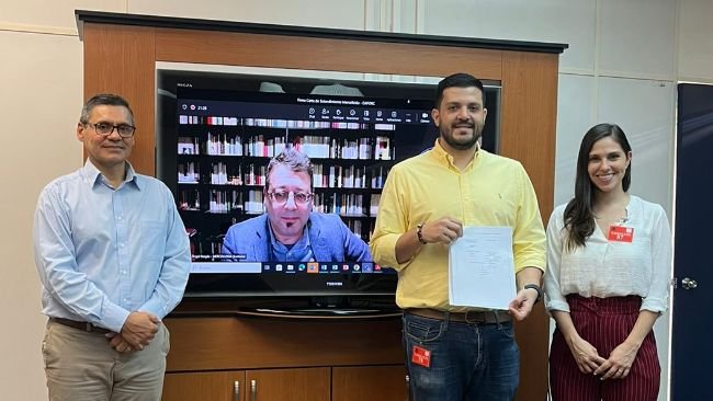 Fotografía de la firma de la carta de entendimiento, con la presencia de Fernando Vargas, viceministro de Agricultura de Costa Rica; Luís Diego Rozas, presidente de CAPORC; Gabriela Bernes, directora ejecutiva de CAPORC; y, en videoconferencia, Miquel Àngel Bergés, director general de Mercolleida.