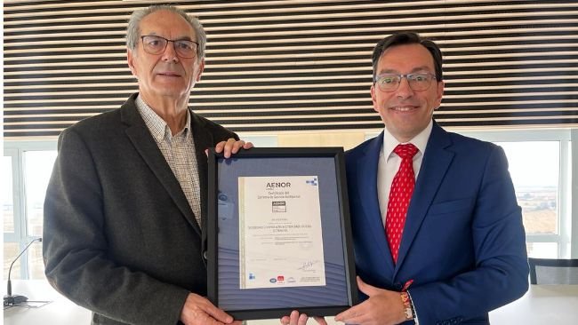 Rafael Sánchez, director general de Cobadu, y Prudencio Herrero, director regional de AENOR