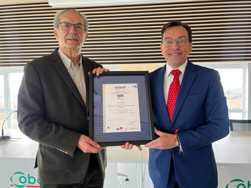 Rafael Sánchez, director general de Cobadu, y Prudencio Herrero, director regional de AENOR
