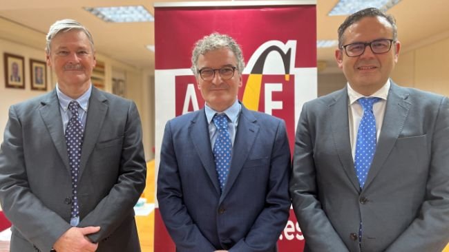 De izquierda a derecha: Miguel Huerta; Alberto Jiménez, presidente de ANICE y Giuseppe Aloisio.