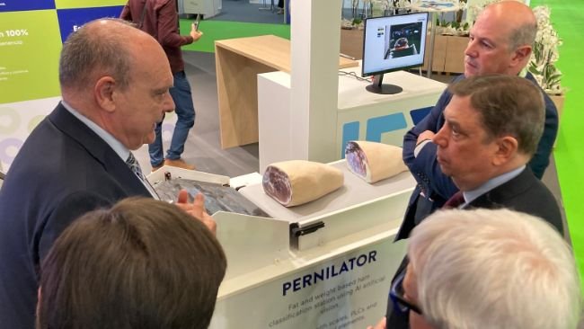 Carles Buil, CEO IFR, con el Ministro Luis Planas.