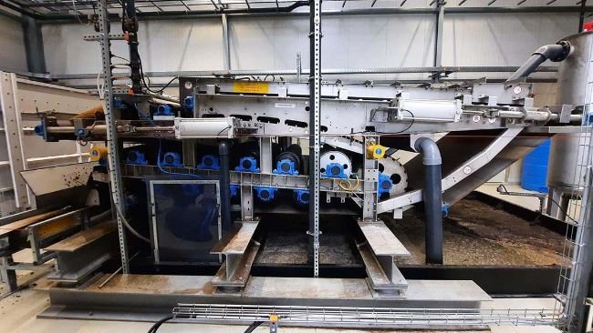 El residuo de fermentación se desagua en una prensa de banda cribadora. Los sólidos restantes, con un contenido de sustancia seca de alrededor del 30 por ciento, son utilizados o vendidos por los usuarios como abono, compost, lecho animal o como substrato de biogás.