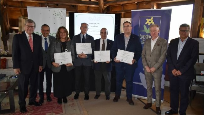 Fotografía de grupo de los condecorados y sus padrinos