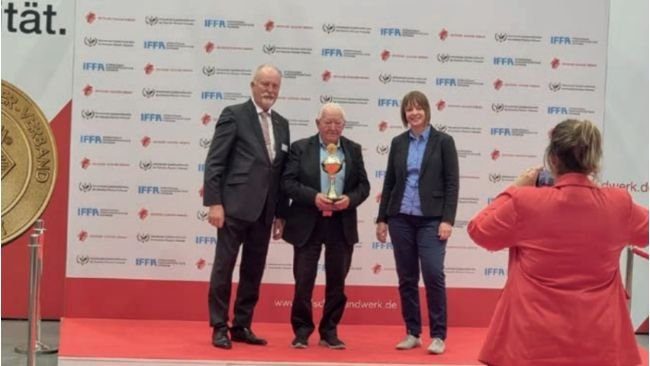 Paulino Pantaleón, representando a Beher, recibiendo el premio de honor.
 