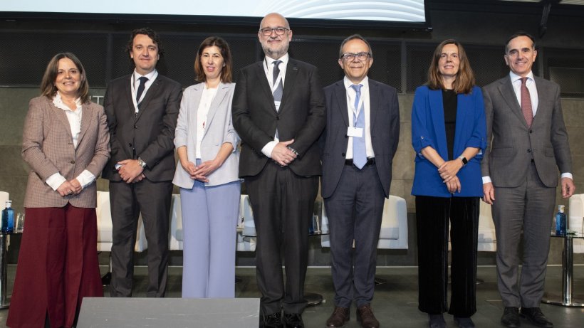 De izquierda a derecha: Fina Llad&oacute;s, presidenta Farmaindustria; Pablo Crespo, secretario general de Fenin; Roc&iacute;o Arroyo, presidenta de AseBio; Santiago de Andr&eacute;s, presidente de la Fundaci&oacute;n Vet+i y director general de Veterindustria; Josep Samitier, coordinador cient&iacute;fico de Nanomed Spain; Ruth del Campo, directora general del Dato del Ministerio para la Transformaci&oacute;n Digital y de la Funci&oacute;n P&uacute;blica y Juan Yermo, director general de Farmaindustria.
