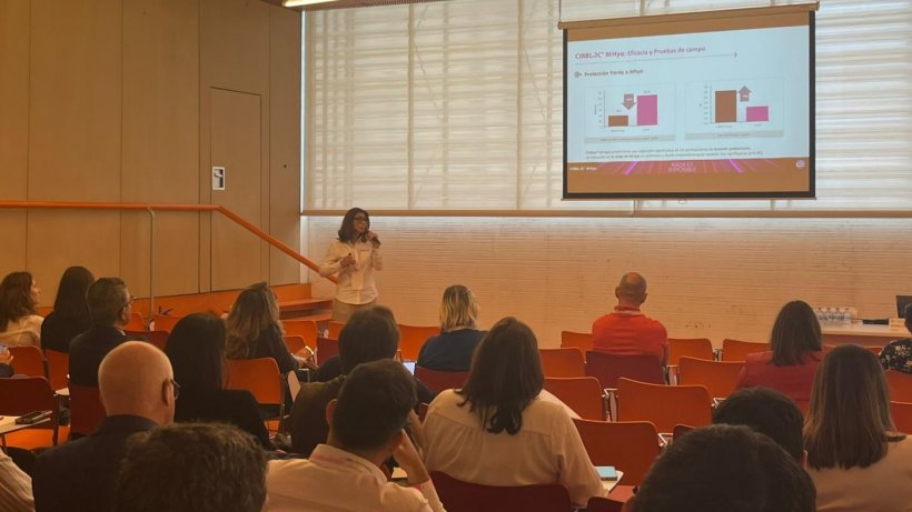 Ponencia a cargo de Sonia C&aacute;rceles, &ldquo;Nueva herramienta en el control de PCV2 y Mhyo&rdquo;.

