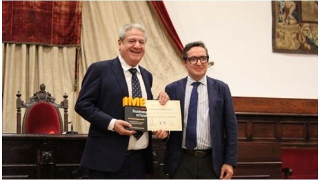 Bernardo Hernández, CEO de BEHER, recibiendo el premio de manos del Rector de la Universidad de Salamanca (USAL), Juan Manuel Corchado.