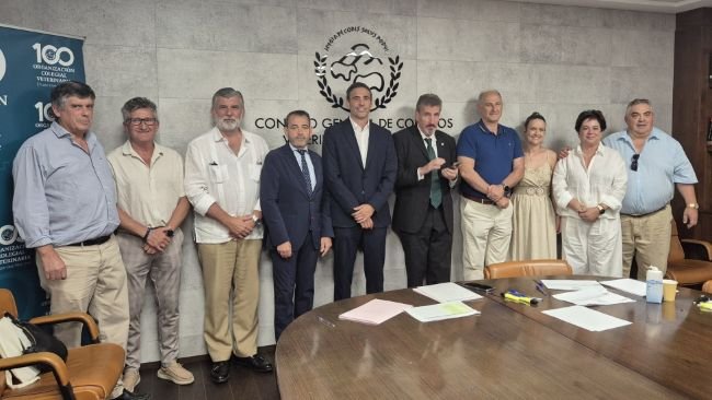 Luis Colmenar, Antonio Rubio, Santiago Sánchez Apellániz, Miquel Molins, Gonzalo Moreno, José Ramón Caballero, José Marín Sánchez, Elena Laguno, Yasmina Domínguez y José Miguel Gil, en la sede de la OCV tras concluir el escrutinio