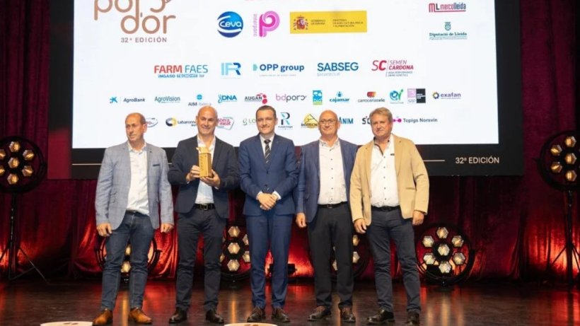 Premio Porc d’Or 2025 con Diamante, para la SAT 4835 Urra-Zurucuáin, de Piensos Costa. Entregado por Òscar Ordeig, Conseller del departamento de Agricultura, Ganadería, Pesca y Alimentación de la Generalitat de Catalunya