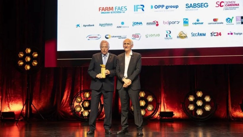 Premio especial IRTA 2025, a Josep María Rodié, por su inestimable contribución al sector porcino. Entrega Josep Usall, director general del IRTA.