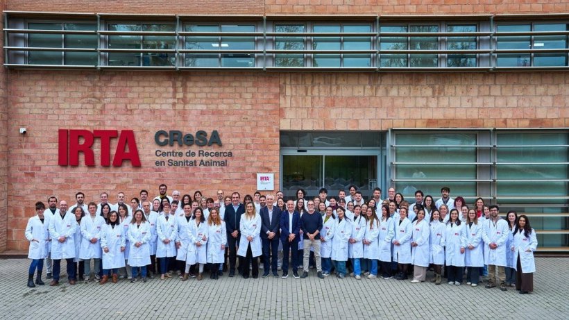 Parte del equipo del IRTA-CReSA, a las puertas del centro