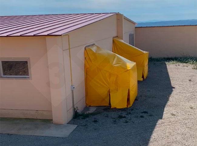 Foto 2. En los ventiladores de extracci&oacute;n de aire de la nave N2 se coloc&oacute; una armadura pl&aacute;stica para desviar el aire de salida hacia el suelo, donde se dispusieron unas grandes bandejas con desinfectante virucida.
