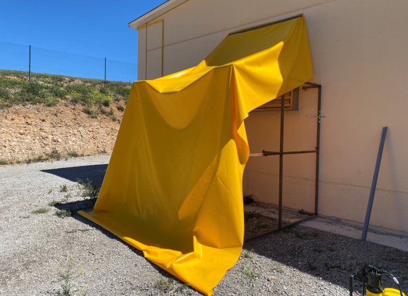Foto 1. Instalaci&oacute;n de las estructuras met&aacute;licas en las salidas de aire para soportar las lonas.
