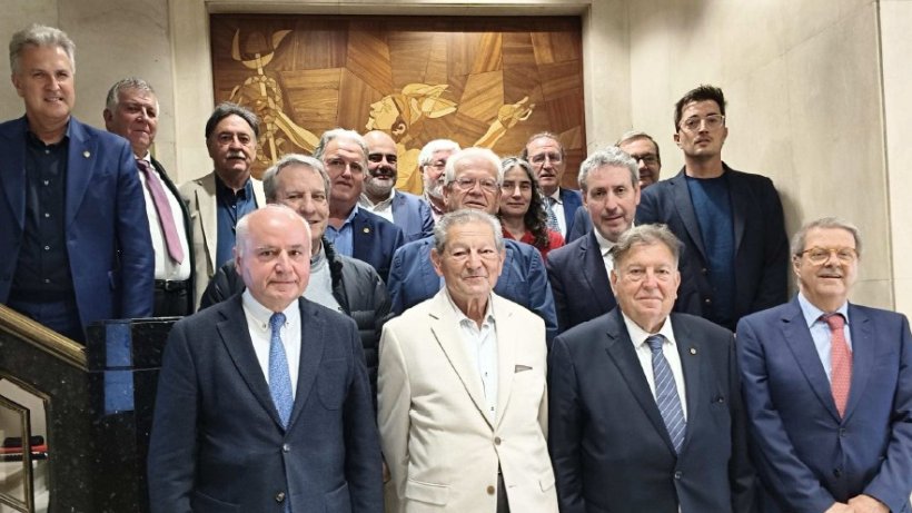 Foto de familiar de los representantes de las Lonjas Espa&ntilde;olas junto al Presidente de la&nbsp;Camara de Comercio de Girona, don Jaume Fabrega, Presidente Lonja anfitriona Girona&nbsp;Dom&eacute;nech Morera, Presidente Lonja de Valencia Vicente Ebri y a la derecha Jose Luis&nbsp;Esteban Presdiente Lonaj de Cereales de Barcelona y nuevo Presidente de AELMO.
