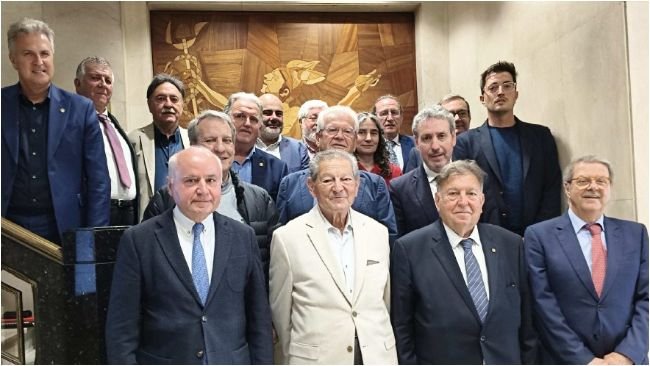 Foto de familiar de los representantes de las Lonjas Españolas junto al Presidente de la Camara de Comercio de Girona, don Jaume Fabrega, Presidente Lonja anfitriona Girona Doménech Morera, Presidente Lonja de Valencia Vicente Ebri y a la derecha Jose Luis Esteban Presdiente Lonaj de Cereales de Barcelona y nuevo Presidente de AELMO.