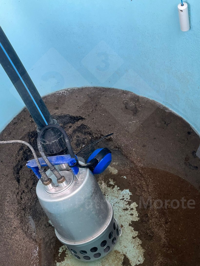Foto 4. Depósito sucio y bomba de agua.
