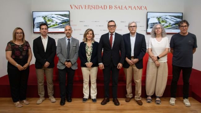 De izquierda a derecha; Mª Victoria Martín, Raúl Velasco, Javier González, Bertha Gutiérrez, Juan Manuel Corchado, Julio López, María Ángeles Gómez y Carlos Palacios. / Raquel J. Santos (Comunicación USAL) 