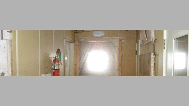 Figura 2: Exemple de porte scellée évitant l'entrée d'air non désiré et le mouvement non souhaité de personnelentre la zone “propre” (à l'intérieure de l'exploitation) et la zone “sale” (extérieur de l'exploitation).