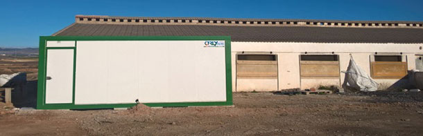 Cela peut &ecirc;tre une cabane pr&eacute;fabriqu&eacute;e comme celles utilis&eacute;es pour les chantiers, avec l'entr&eacute;e d'un c&ocirc;t&eacute; et la sortie de l'autre.