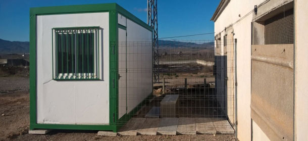 L'acc&egrave;s &agrave; l'int&eacute;rieur de la ferme s'effectue de l'autre c&ocirc;t&eacute; de la cabane.