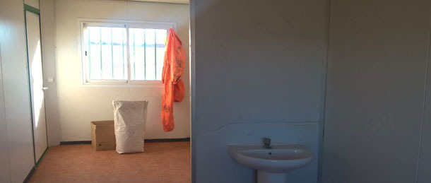 S&eacute;paration claire entre zone sale ou externe et zone propre ou interne, avec un point d'eau dans la s&eacute;paration (douche ou un simple &eacute;vier).