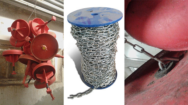 Groupe de mangeoires suspendues &agrave; une cha&icirc;ne
