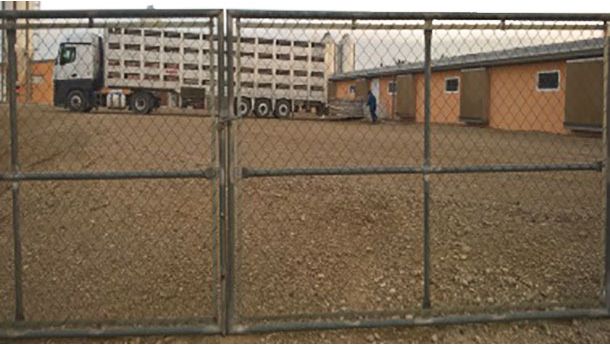 Photo 1. Il faut &eacute;viter que le camion entre dans la ferme.
