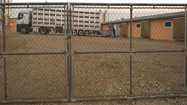 Photo 1. Il faut &eacute;viter que le camion entre dans la ferme.
