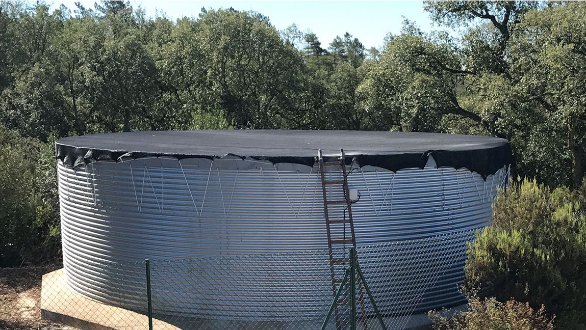 R&eacute;servoir de stockage et de distribution correctement dimensionn&eacute; et couvert, basique dans tout &eacute;levage porcin.
