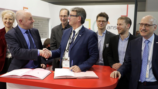 Christophe Degueurce, Director of EnvA, and Roger Genet, Director General of ANSES, sign a framework partnership agreement at the Paris International Agricultural Show.
