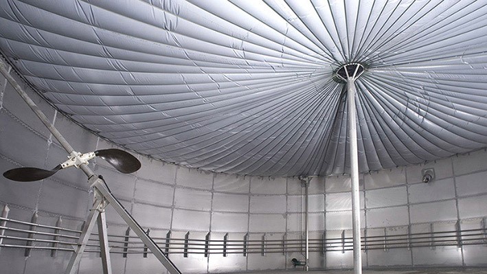 Pour la fermentation, on utilise principalement du fumier bovin et des matières résiduelles provenant de la transformation de la viande. En plus de ces substrats, le digesteur en acier inoxydable de 4 903 mètres cubes est également alimenté en eaux usées et en graisses.