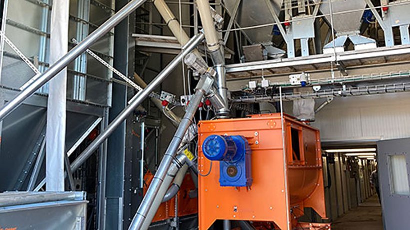 Los cereales para la alimentaci&oacute;n se muelen en la granja
