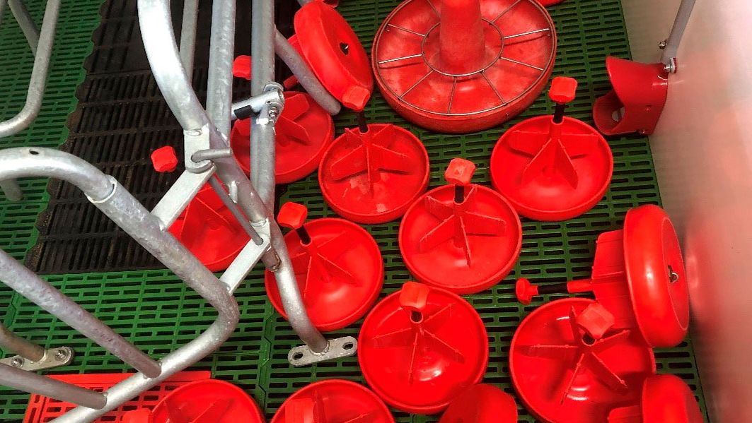 Image 1. Lors du nettoyage d'une maternit&eacute;, il ne faut pas oublier les &eacute;quipements tels que les assiettes, les lampes chauffantes et autres mat&eacute;riels qui sont transf&eacute;r&eacute;s entre b&acirc;timents.
