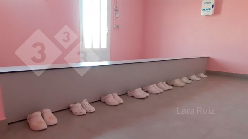 Photo 3. Il est important que cette zone soit large, car dans les grands &eacute;levages, plus de 10 personnes peuvent y entrer en m&ecirc;me temps. Les mesures id&eacute;ales pour ce banc sont de 60 cm de large * 40 cm de haut. Apr&egrave;s le banc, le staff enfile les chaussures qui seront utilis&eacute;es dans les vestiaires. Photo reproduite avec l'aimable autorisation de Lara Ruiz.
