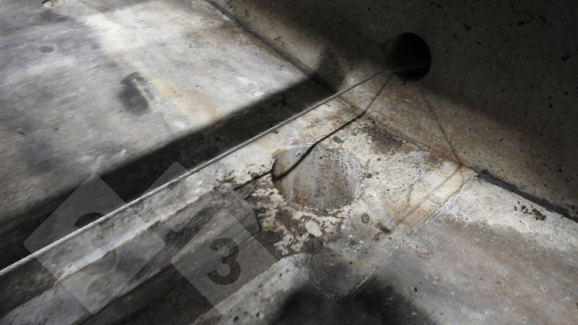 C&acirc;ble des racleurs et collecteur inf&eacute;rieur pour transporter la partie liquide du lisier &agrave; l'ext&eacute;rieur.
