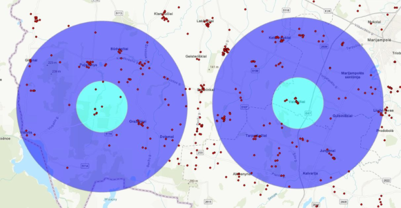 Premier foyer de PPA (à droite) et second foyer de PPA (à gauche) avec les zones de protection et de surveillance désignées et les zones d'élevage de porcs (points rouges). Source : Service alimentaire et vétérinaire de l'État (VMVT).