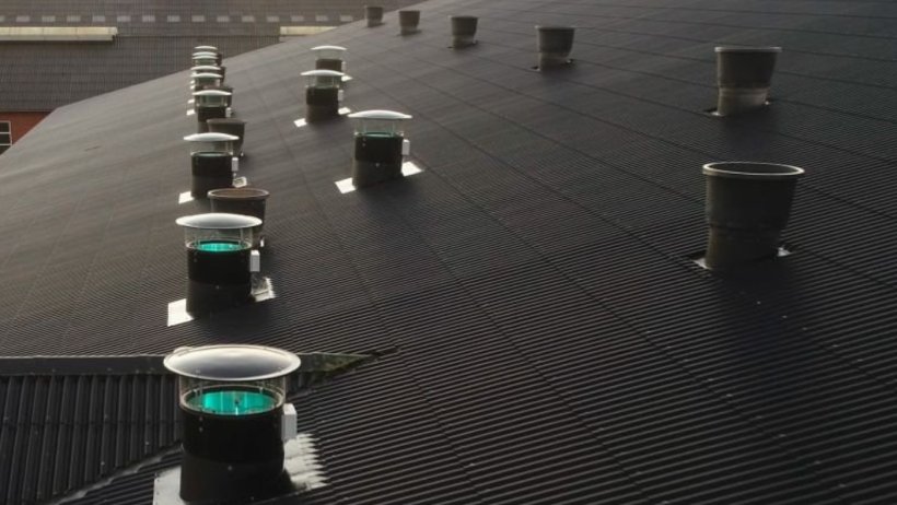 Figure 2 : Entrée de ventilation (lumière bleue) avec tubes UV-C.