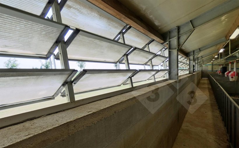 Ouvertures latérales et lanterneau continu pour la ventilation naturelle.