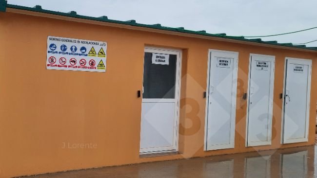 Figure 4. Reception area with separation of areas. Doors: Farm entrance, semen reception, reception of products requiring refrigeration, and general reception of medications.