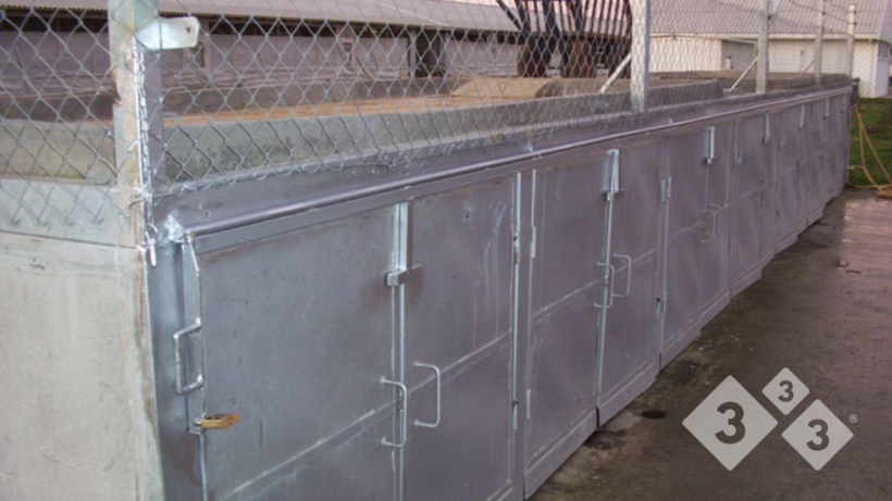 Photo 3. A carcass transfer station designed along the perimeter fence, allowing animals to be removed from the outside without external vehicles or personnel coming into contact with the farm&rsquo;s clean zone.
